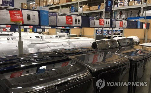 미국 로스앤젤레스에 위치한 한 가전제품 판매장에 월풀 세탁기와 나란히 전시된 삼성전자와 LG전자 세탁기 모습.  연합뉴스